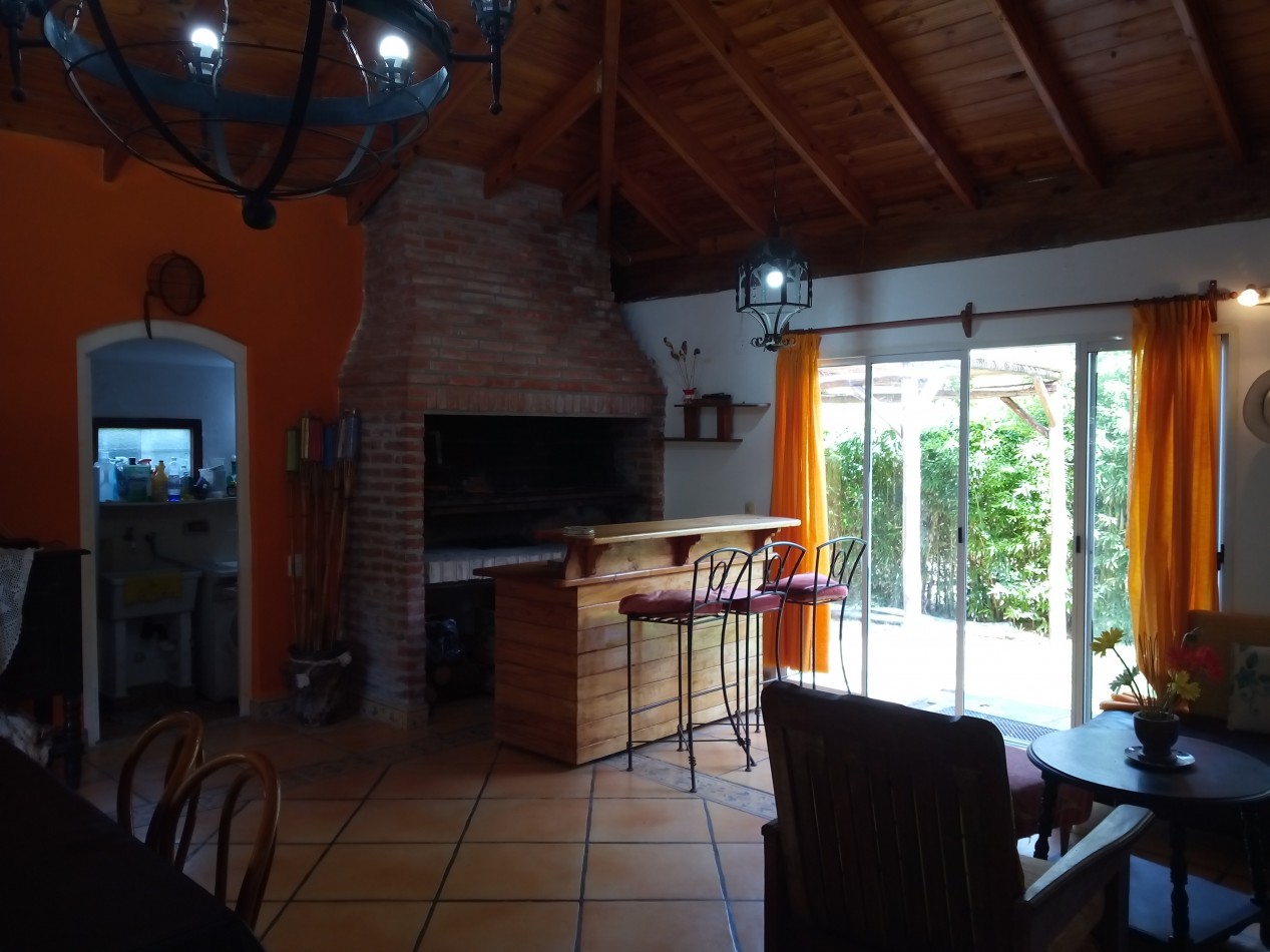 Magnifica Casa Sobre Lote Multifamiliar - 1 1/2 Cuadra de La Playa 