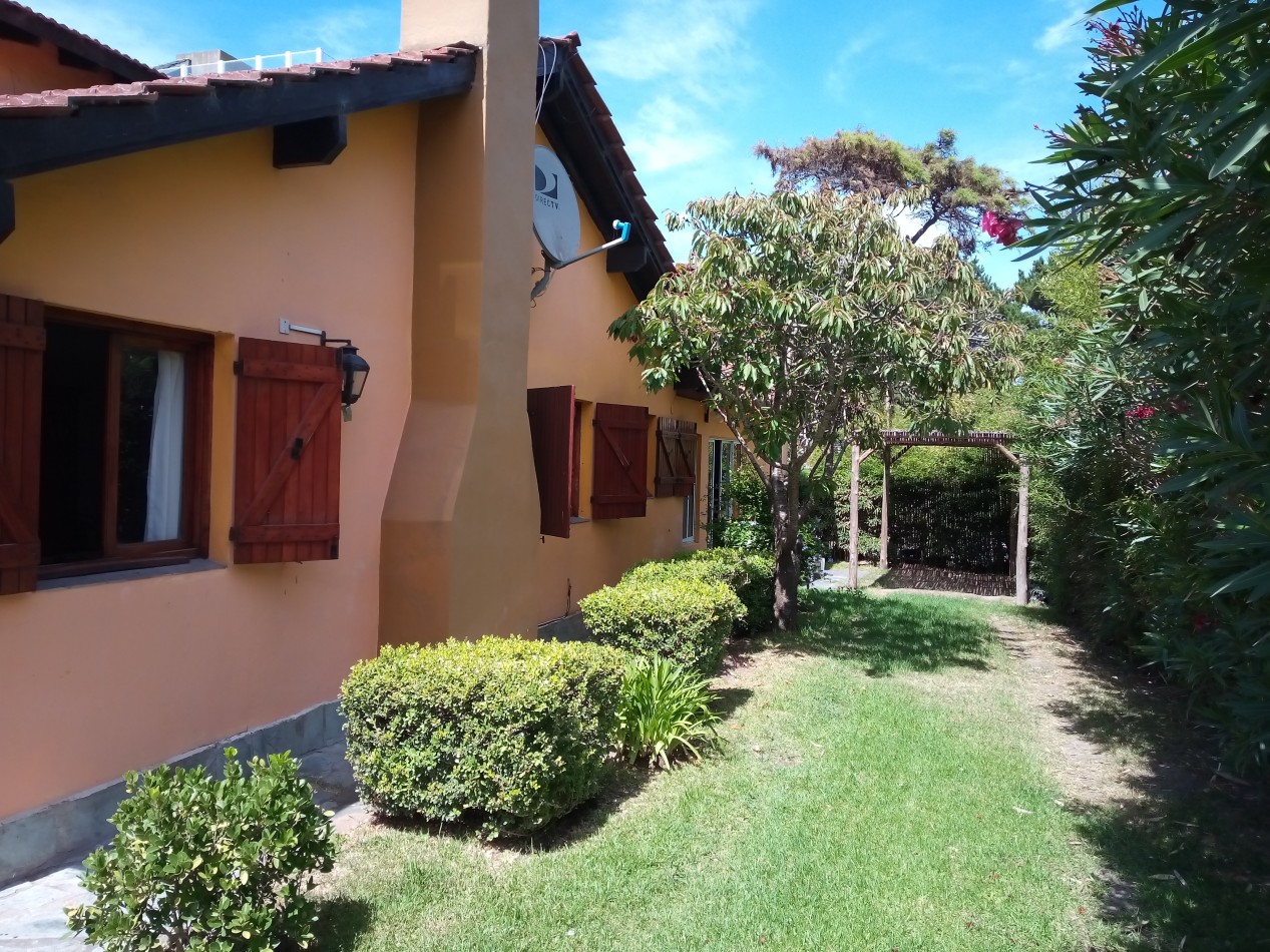 Magnifica Casa Sobre Lote Multifamiliar - 1 1/2 Cuadra de La Playa 