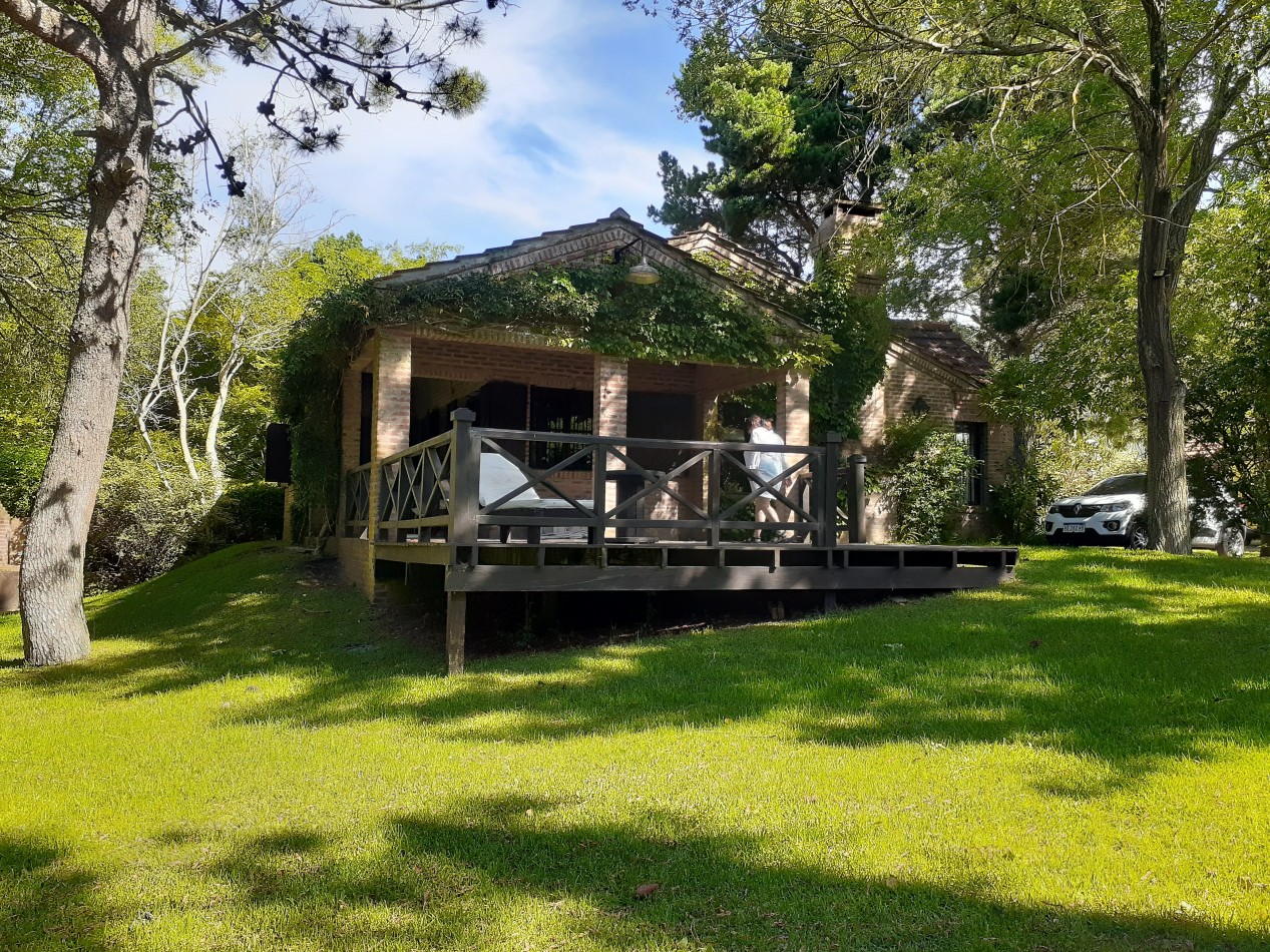 Hermosa casa sobre 2 terrenos, parque de 900m2, a 5 cuadras del mar.