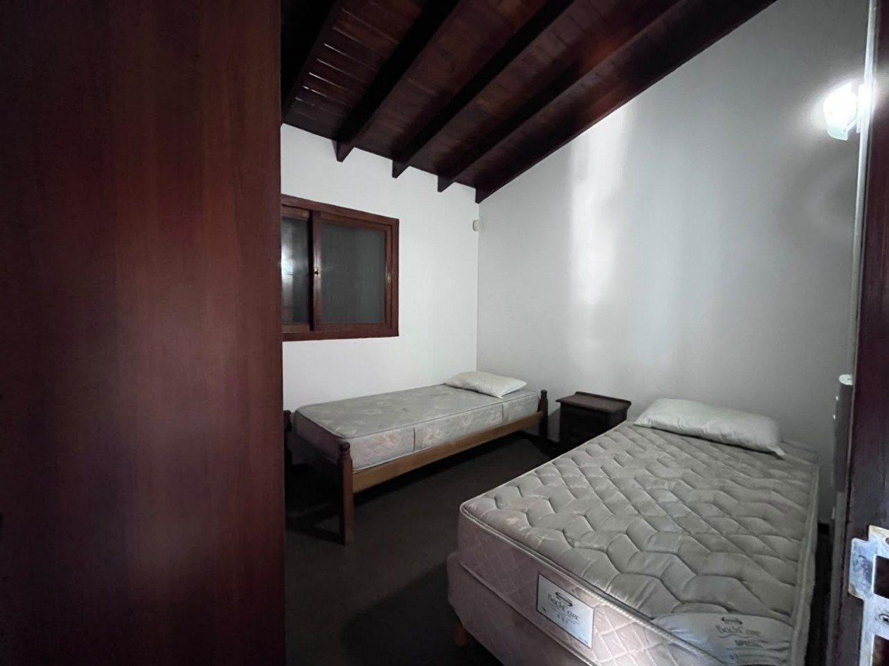 Venta de Casa 5 ambientes en Pinamar cerca del mar y centro comercial (cuenta con Gas Natural )