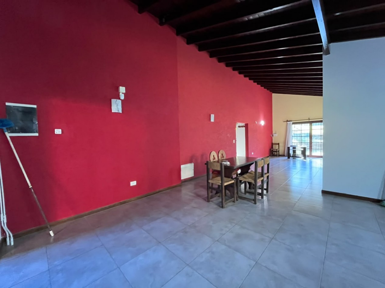 Venta de Casa 5 ambientes en Pinamar cerca del mar y centro comercial (cuenta con Gas Natural )