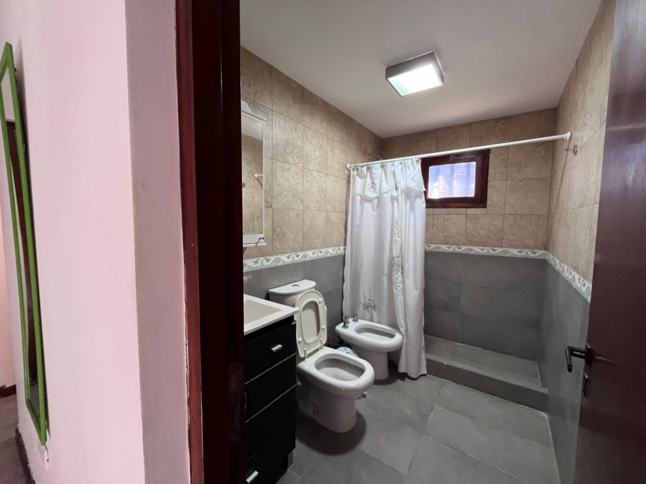 Venta de Casa 5 ambientes en Pinamar cerca del mar y centro comercial (cuenta con Gas Natural )