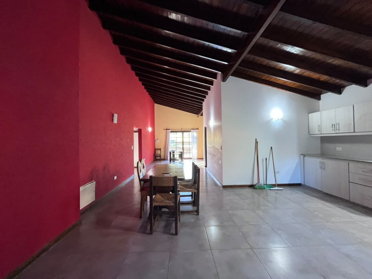 Venta de Casa 5 ambientes en Pinamar cerca del mar y centro comercial (cuenta con Gas Natural )