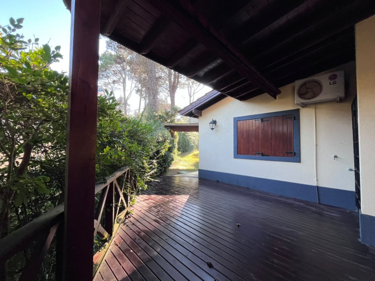 Venta de Casa 5 ambientes en Pinamar cerca del mar y centro comercial (cuenta con Gas Natural )