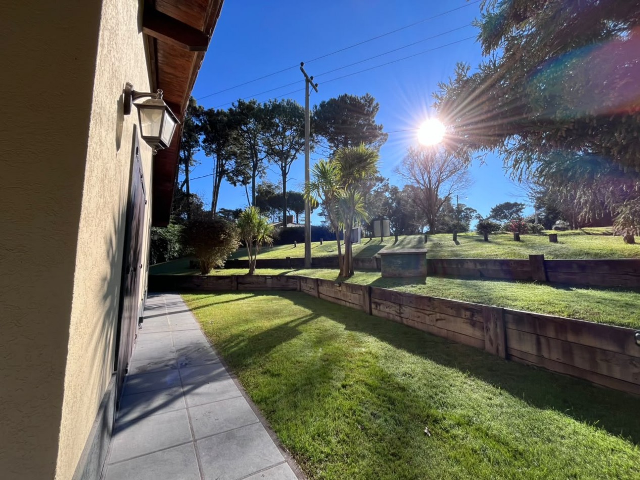 Venta de Casa 5 ambientes en Pinamar cerca del mar y centro comercial (cuenta con Gas Natural )