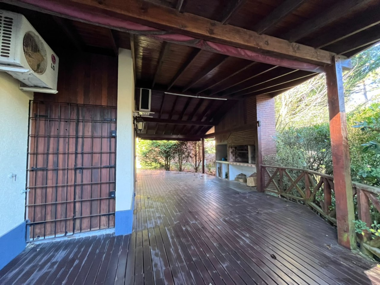 Venta de Casa 5 ambientes en Pinamar cerca del mar y centro comercial (cuenta con Gas Natural )