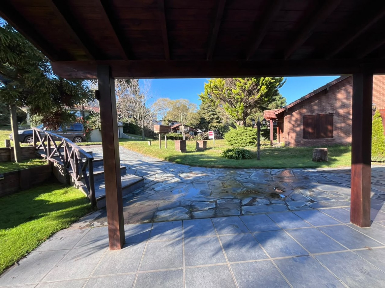 Venta de Casa 5 ambientes en Pinamar cerca del mar y centro comercial (cuenta con Gas Natural )