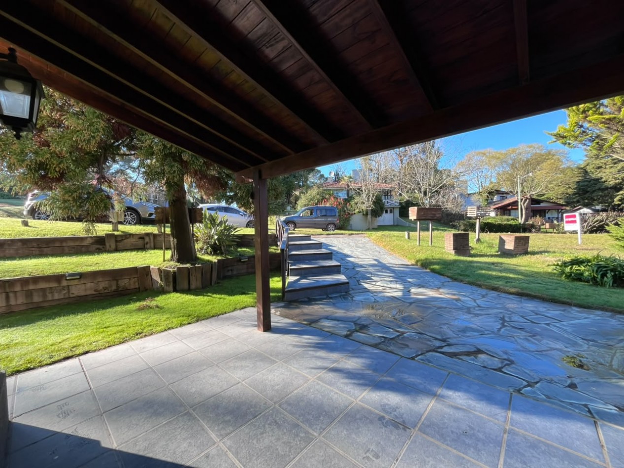 Venta de Casa 5 ambientes en Pinamar cerca del mar y centro comercial (cuenta con Gas Natural )