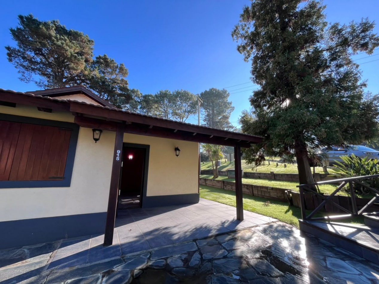 Venta de Casa 5 ambientes en Pinamar cerca del mar y centro comercial (cuenta con Gas Natural )