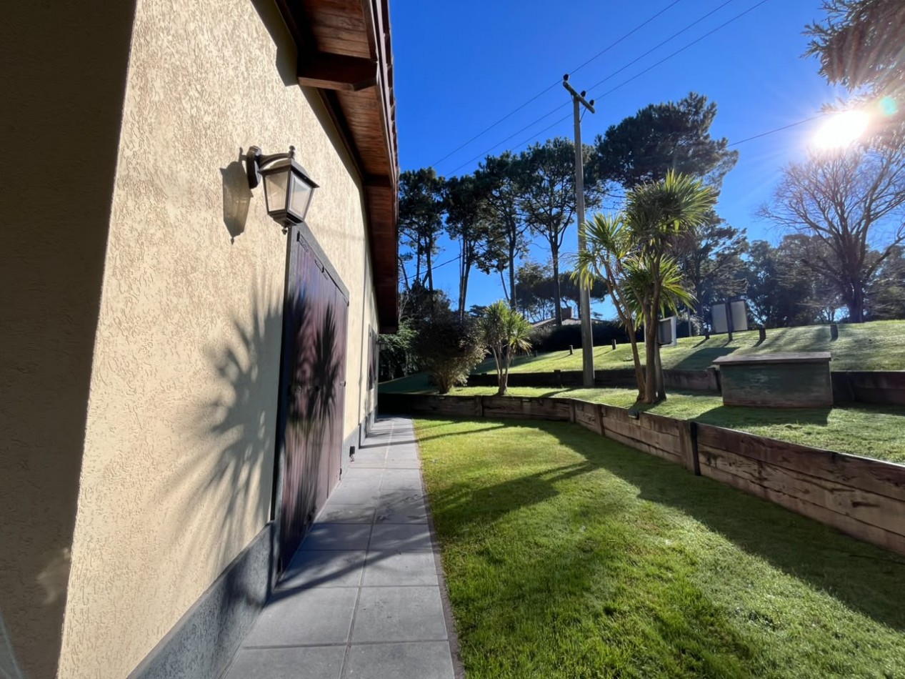 Venta de Casa 5 ambientes en Pinamar cerca del mar y centro comercial (cuenta con Gas Natural )