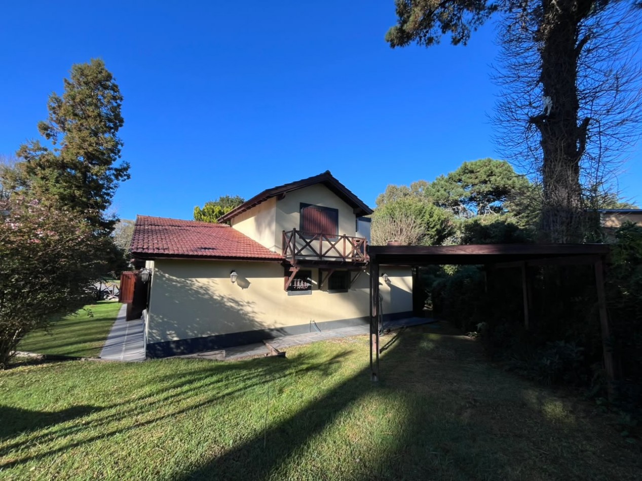 Venta de Casa 5 ambientes en Pinamar cerca del mar y centro comercial (cuenta con Gas Natural )