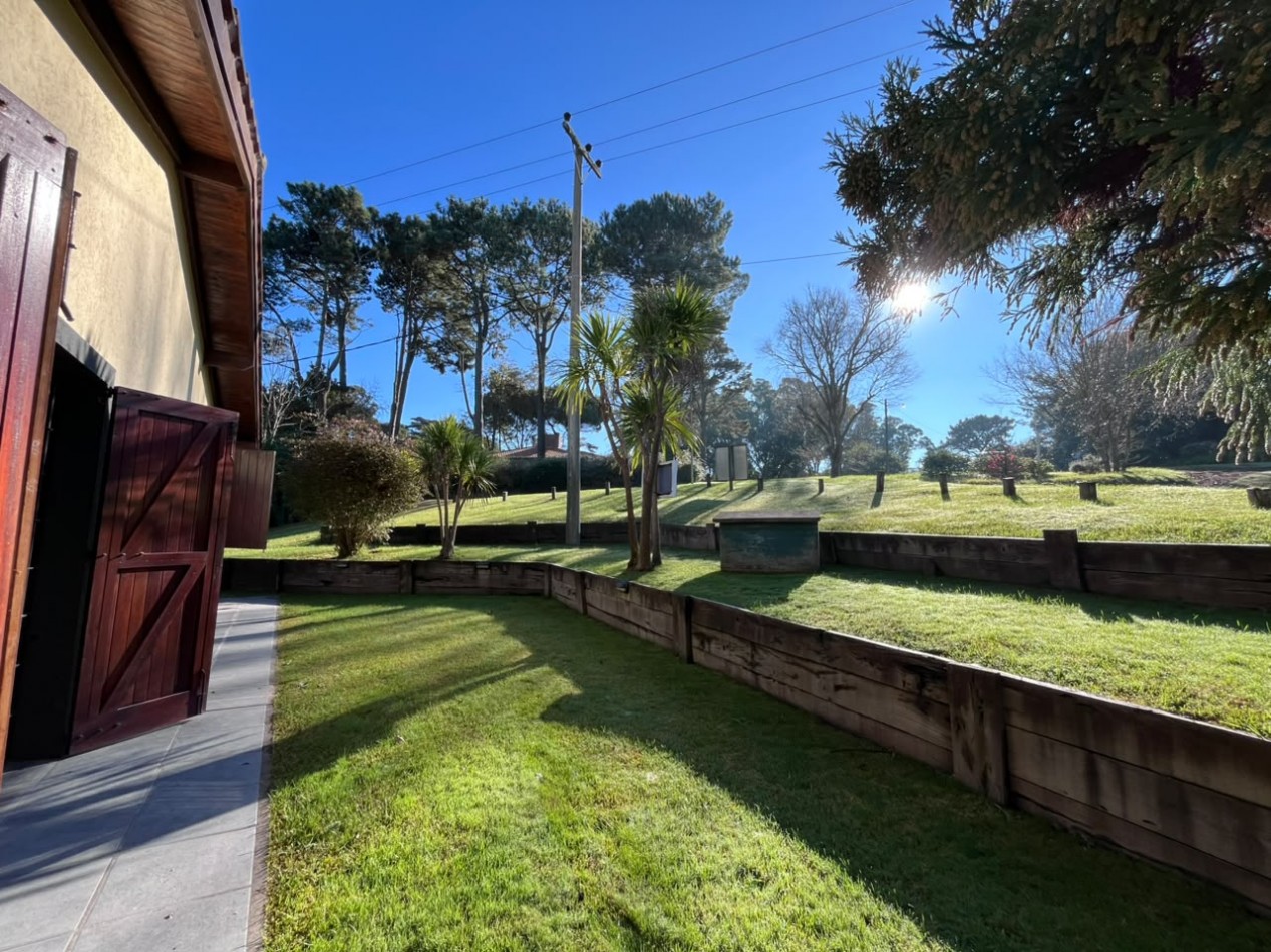 Venta de Casa 5 ambientes en Pinamar cerca del mar y centro comercial (cuenta con Gas Natural )