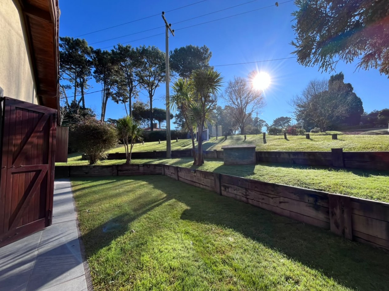 Venta de Casa 5 ambientes en Pinamar cerca del mar y centro comercial (cuenta con Gas Natural )