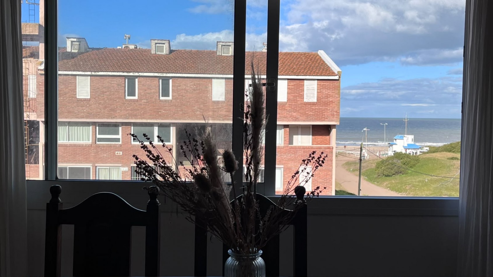 Hermoso departamento con VISTA AL MAR, 3 ambientes c/estacionamiento, Zona Muelle (GAS NATURAL)