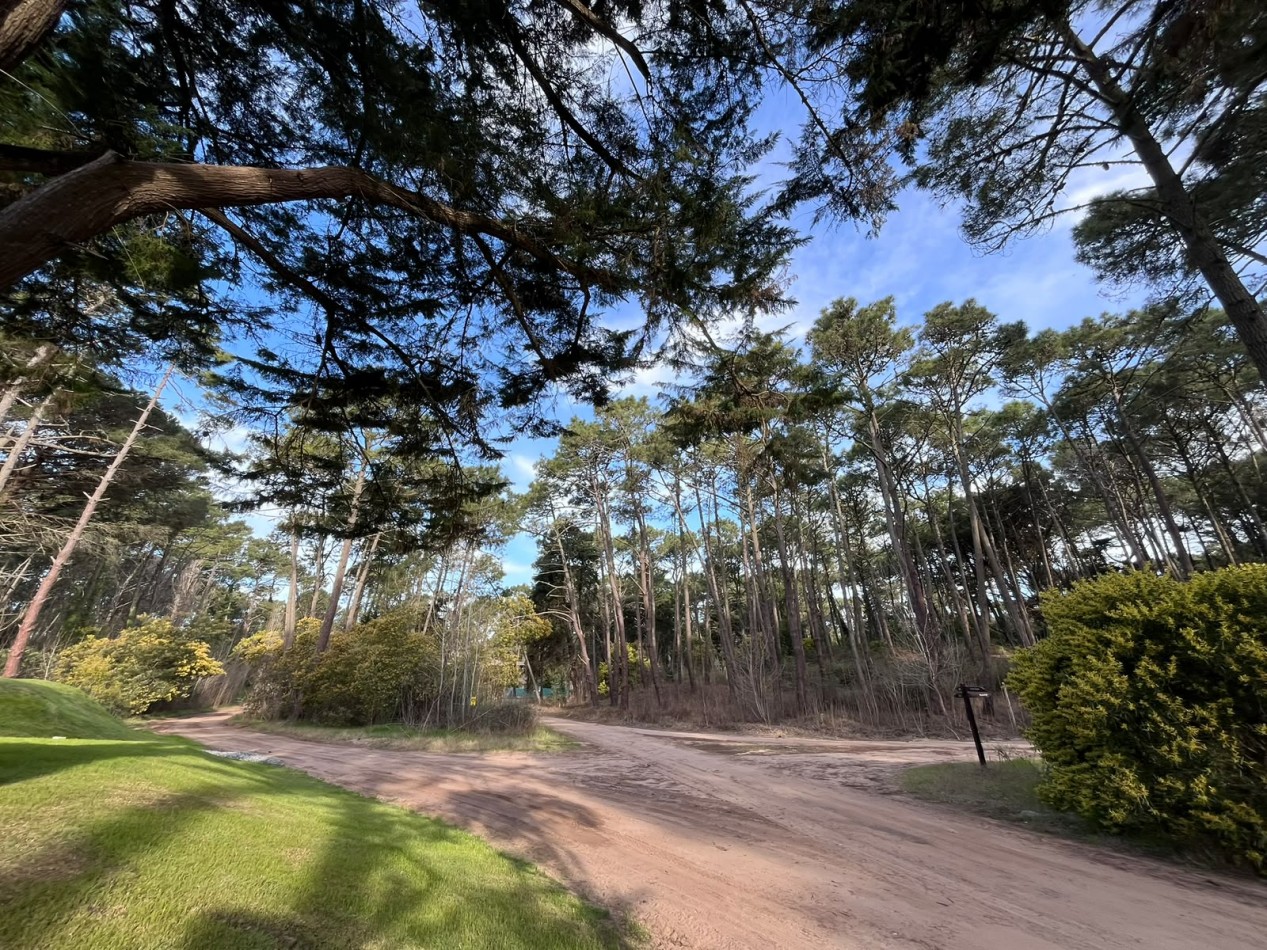LOTE EN VENTA EN CARILO - BARRIO ZORZAL - 1.283 M²