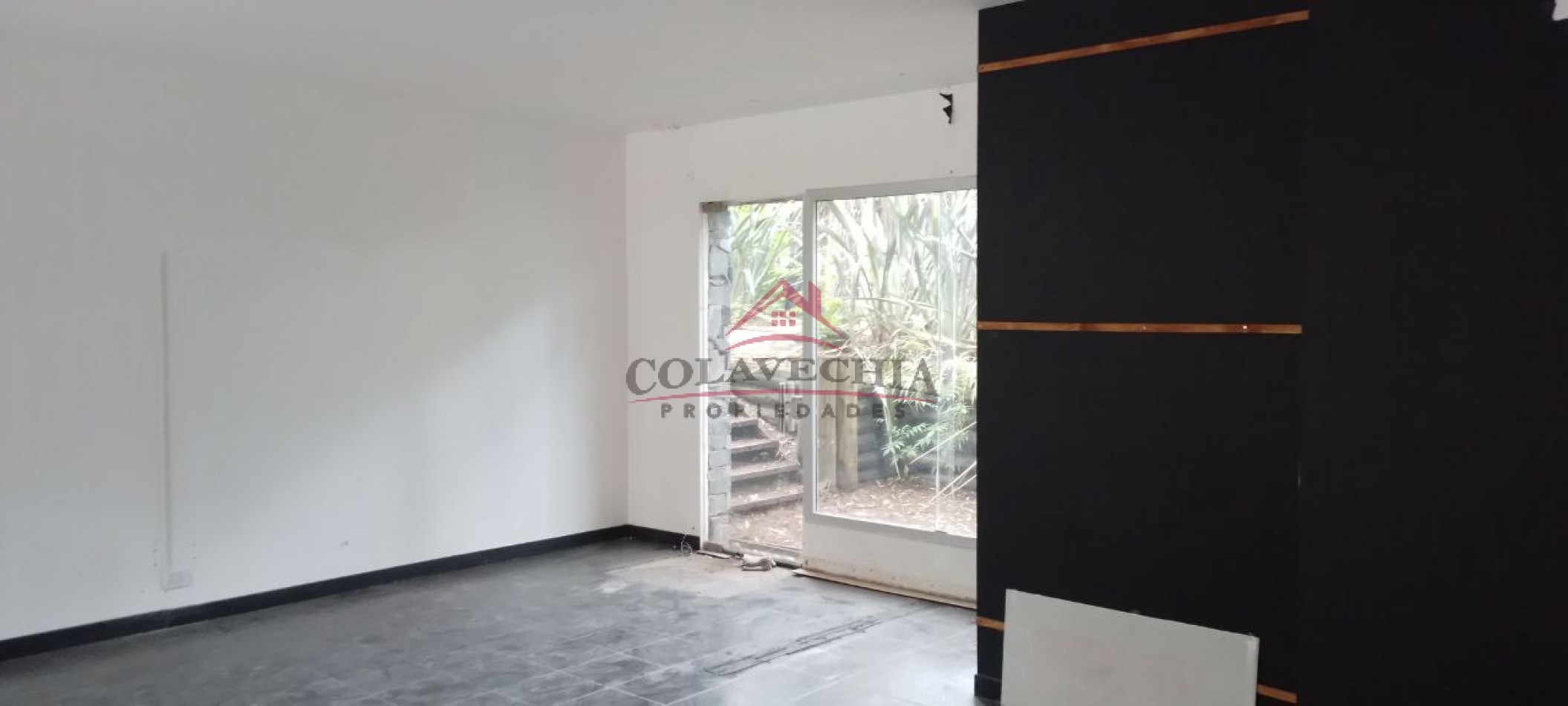 LOCAL COMERCIAL EN CARILO - en el paseo LOS TIPALES.