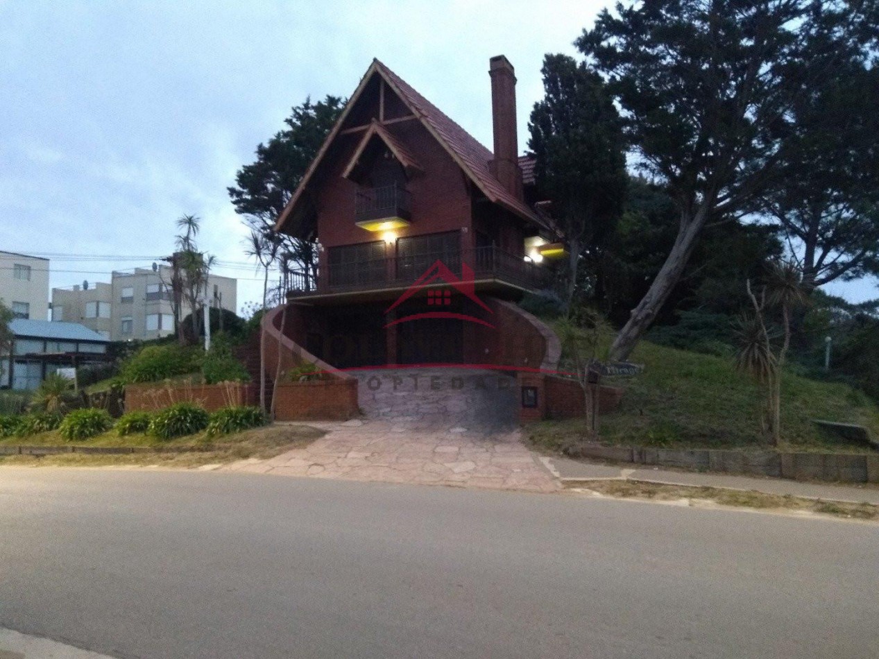 Casa a 100 mts de la playa, sobre lote Multifamiliar y Hotelero - Azopardo esq.Parquer