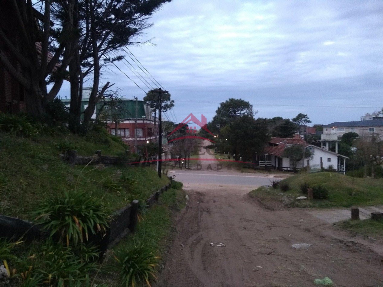 Casa a 100 mts de la playa, sobre lote Multifamiliar y Hotelero - Azopardo esq.Parquer