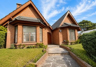 Casa en venta a 200 mts de la playa Valeria del Mar- Pinamar